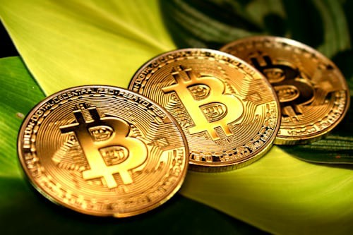 特朗普签署比特币战略储备行政令,加密货币市场反应消极,XRP、DOGE、ADA暴跌9%